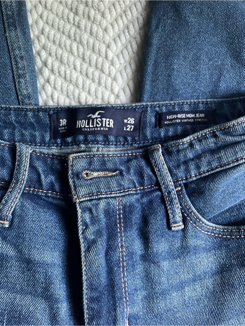 Hollister High-Rise Mom Jeans Distressed - Medium Blue